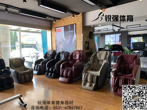 銳強體育旗艦店內(nèi)的按摩椅